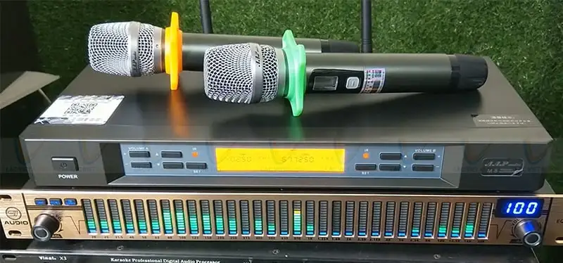 micro kh&ocirc;ng d&acirc;y AAP M8II sử dụng thực tế tr&ecirc;n d&agrave;n &acirc;m thanh karaoke với vang số v&agrave; cục đẩy