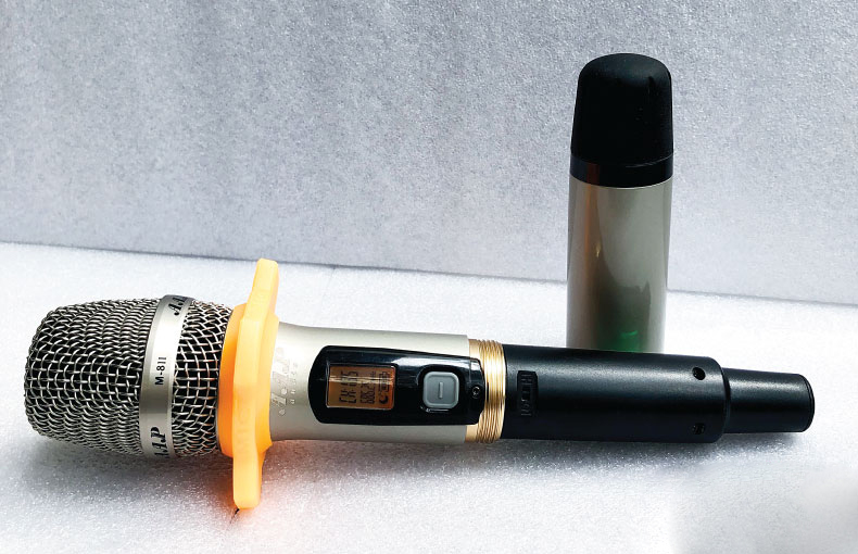 micro kh&ocirc;ng d&acirc;y AAP M8II tay micro ch&iacute;nh h&atilde;ng với m&agrave;n h&igrave;nh LCD v&agrave; n&uacute;t điều khiển